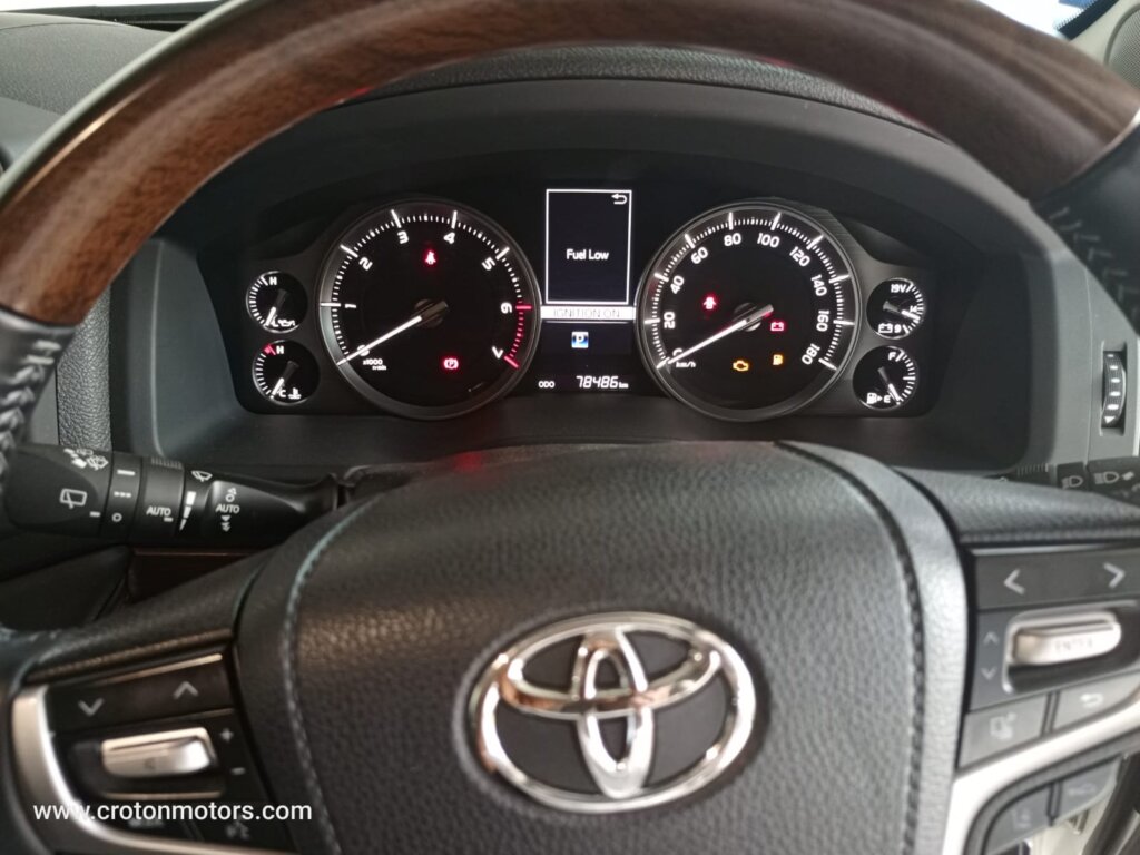2017 Toyota Landcruiser V8 with Sunroof