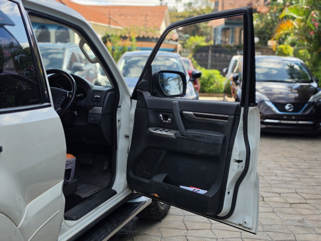 2015 Mitsubishi Pajero