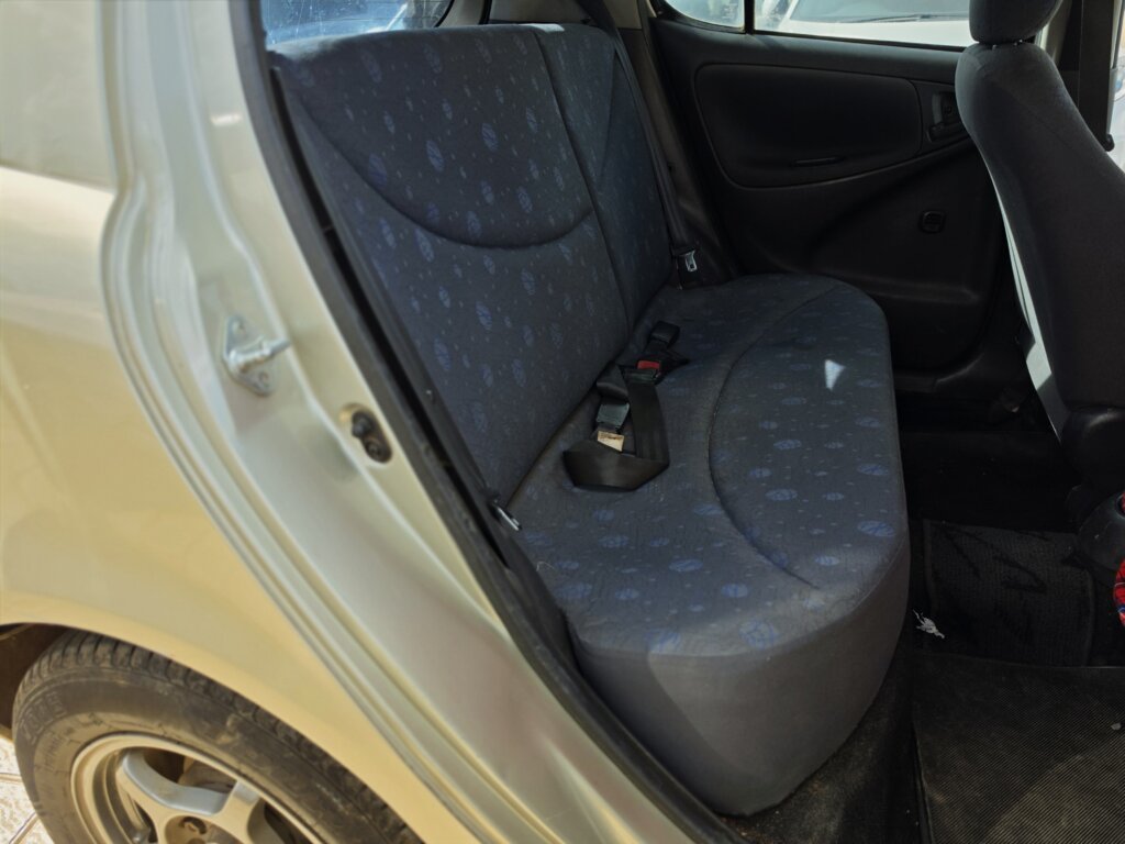 2002 Toyota Vitz SCP10
