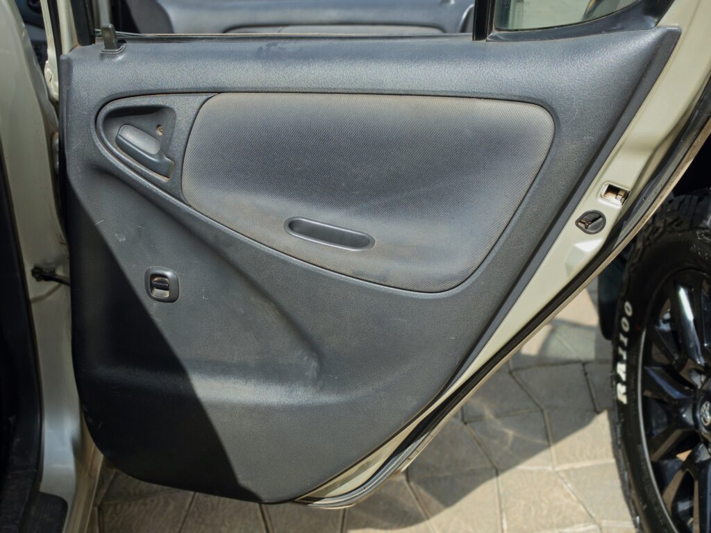 2002 Toyota Vitz SCP10